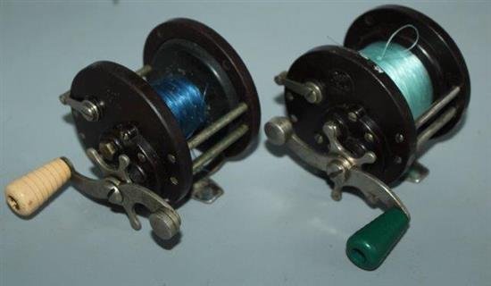 Two fishing reels(-)